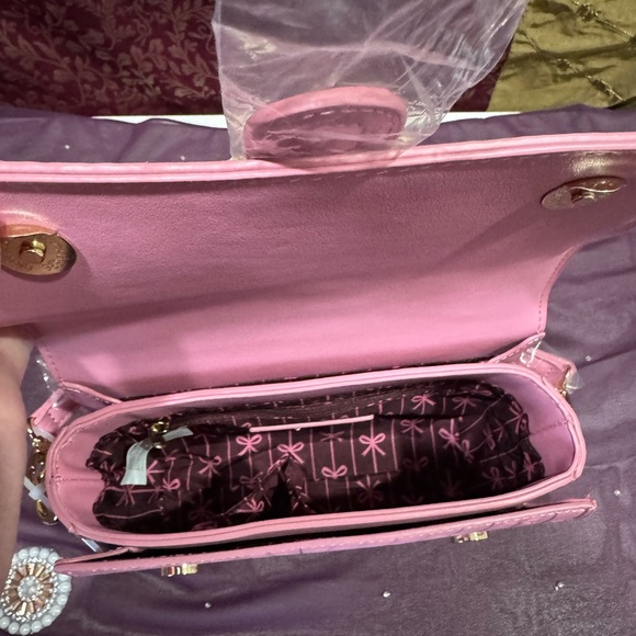 Betsey Johnson’s Pink Bow Embossed Women's Handbag Removable Crossbody Strap 🩷 - Picture 8 of 9